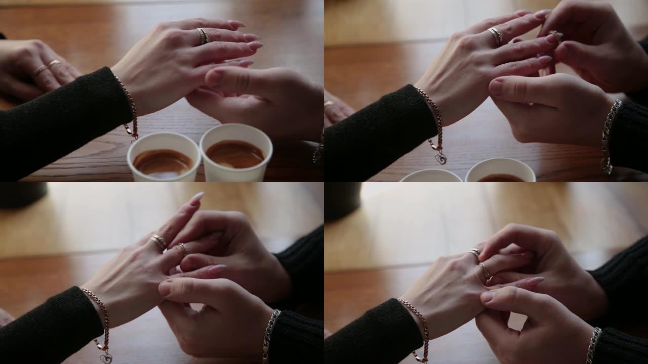 这家伙把他的女朋友放在咖啡馆的手指结婚戒指上