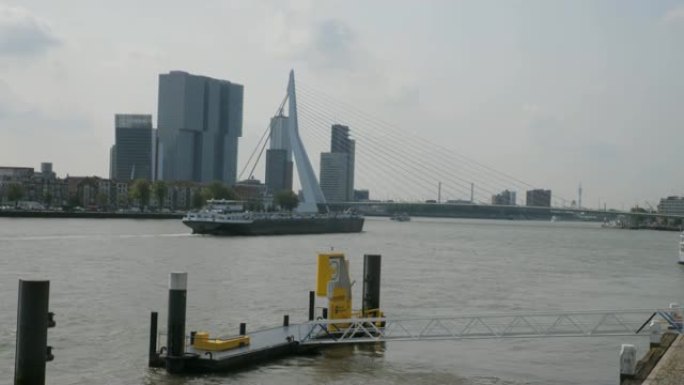 荷兰鹿特丹港的船