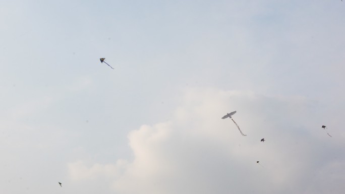 风筝在天空飞空气污染