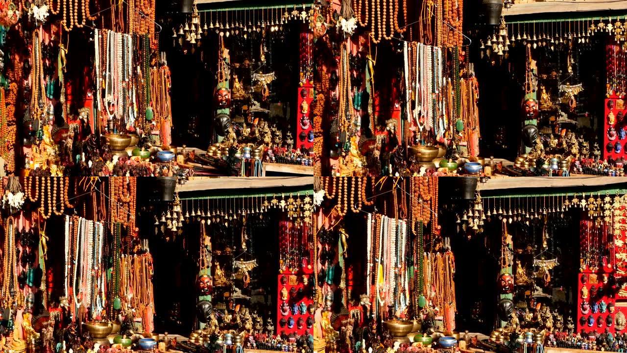 尼泊尔加德满都出售传统彩色手工木制面具和手工艺品。巴克塔普尔和帕坦杜巴的纪念品商店。Swayambh