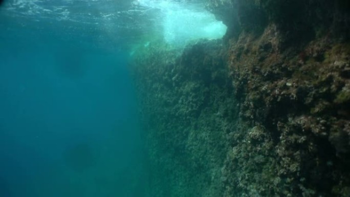 海边的水下悬崖。