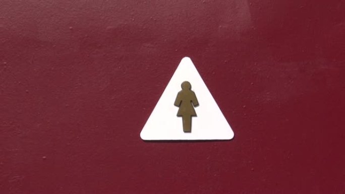 办公室环境中红色铁门上的女性洗手间标志