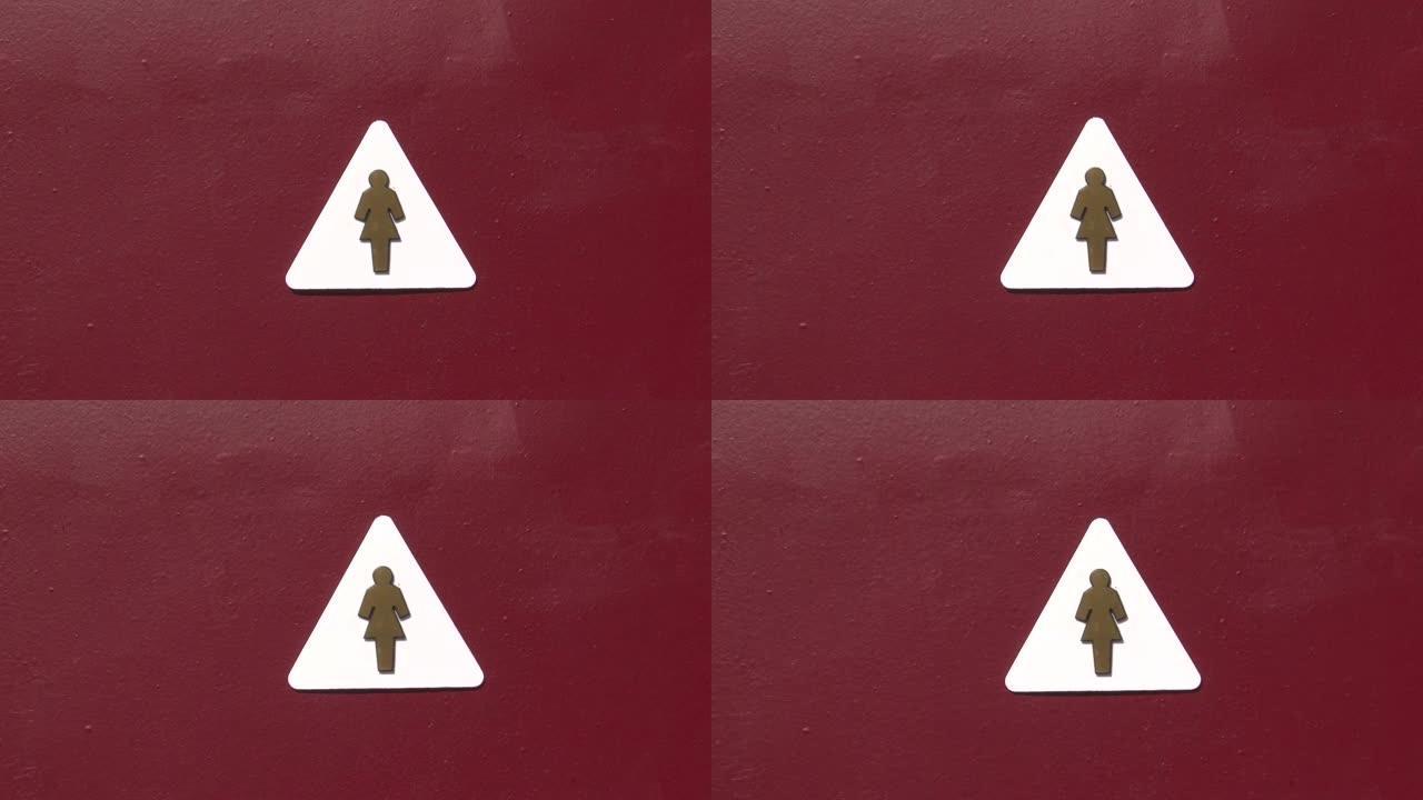 办公室环境中红色铁门上的女性洗手间标志