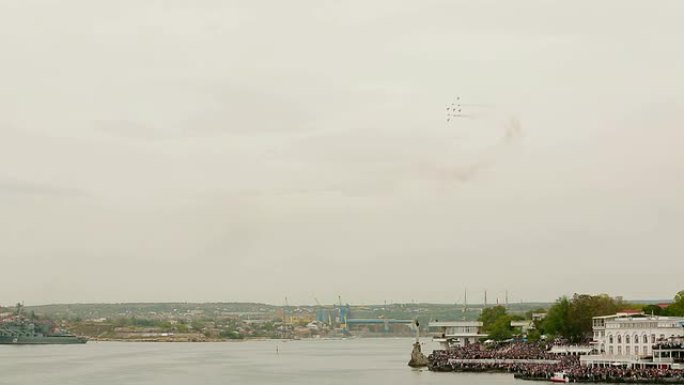 2014年5月9日，克里米亚共和国塞瓦斯托波尔:雨燕和俄罗斯骑士组成的飞行表演队在塞瓦斯托波尔湾上空
