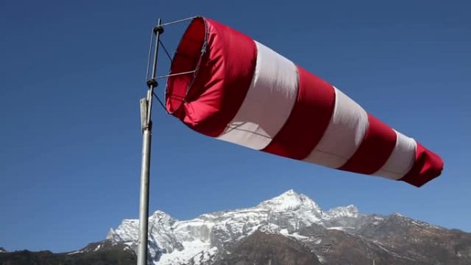 背景为喜玛拉雅山峰吹来的红白风袜