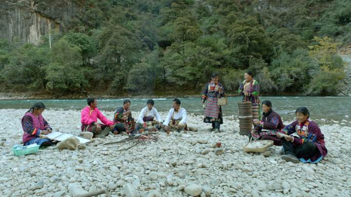 藏族人民在河边劳作生活聚会纺线织布打酥油茶