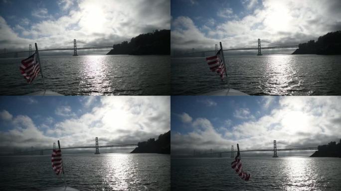 旧金山湾船上飘扬的美国国旗