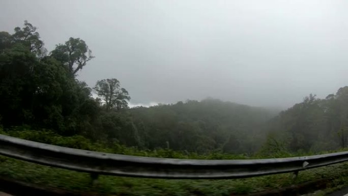 开车时，在路旁下雨后，看着窗外的山景。公路旅行假期