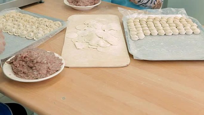 制作饺子，俄罗斯国菜