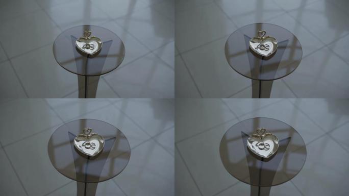 玻璃桌上的结婚戒指