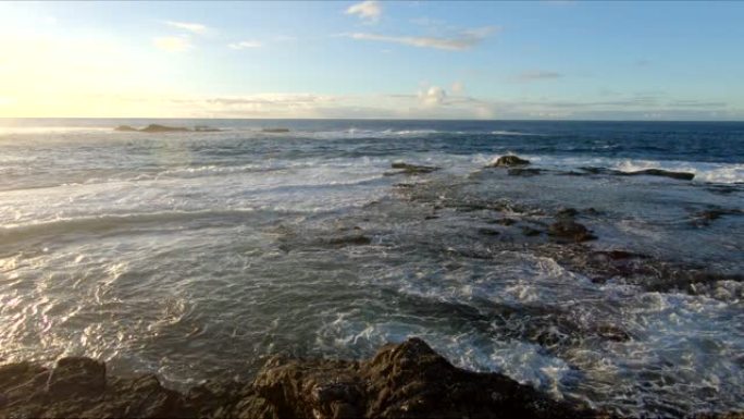 在西班牙加那利群岛富埃特文图拉岛的蓬塔德扬迪亚的高悬崖和海洋的下午景色，西班牙，欧洲。