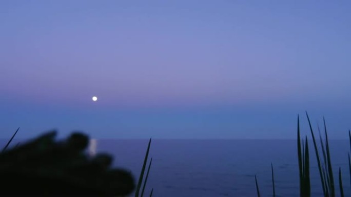 黄昏月亮出现在海上夜景当黑暗到来时