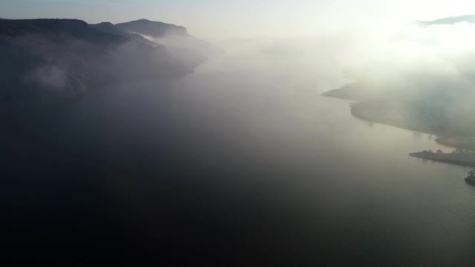 鸟瞰图，沿着峡湾的美丽景观飞行，从水面升起的高山丘陵，海景，日出-黎明，自然之美，旅行目的地，冒险，