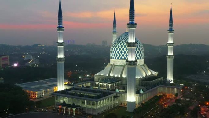 电影观看清真寺苏丹萨拉赫丁阿卜杜勒阿齐兹沙阿拉姆或蓝色清真寺日落场景，雪兰高，吉隆坡，马来西亚。