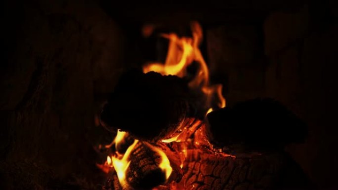 砖炉干柴上的热火。