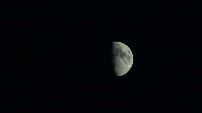 半个月亮在夜空中延时