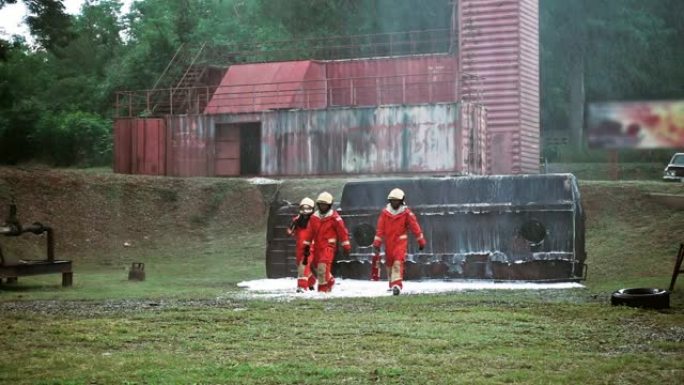 消防员或消防员团体和急救人员在试图通过注射喷雾泡沫战术进行救援后行走
