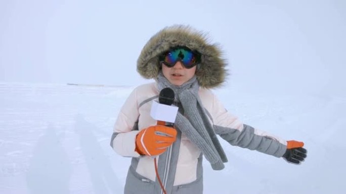 少年天气记者在冬季用麦克风交谈