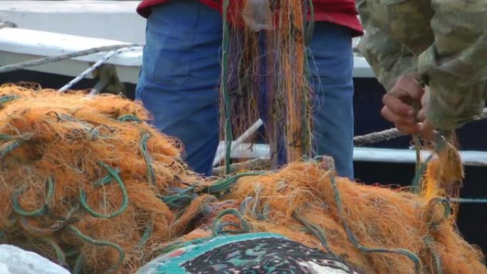 渔夫修理渔网钓鱼线