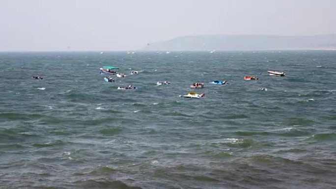 在大风天，摩托艇停在海里