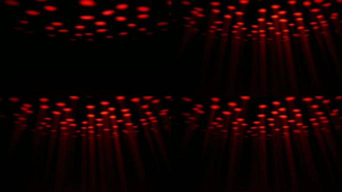 抽象移动的红色聚光灯。黑色背景。