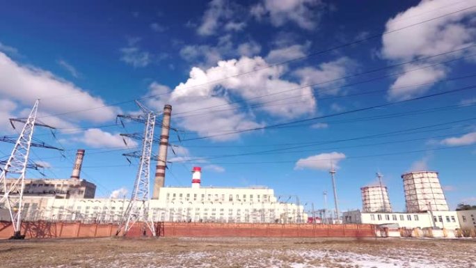 火力发电厂逆天蓝天云彩。摄像机接近物体。