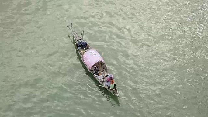 小船上的渔民在河上拉起渔网，