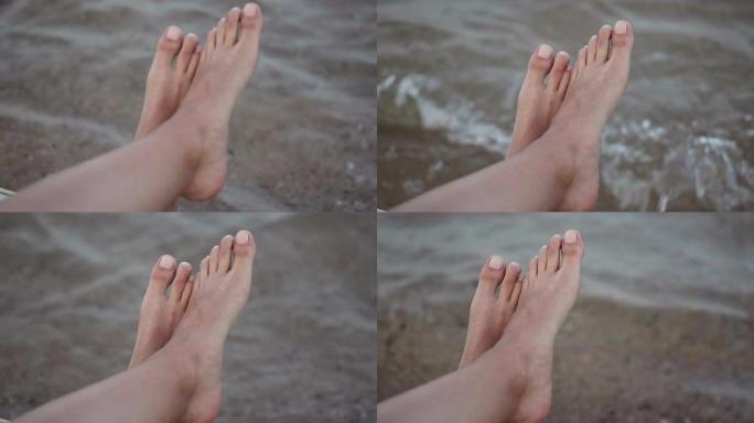 女性的腿靠海