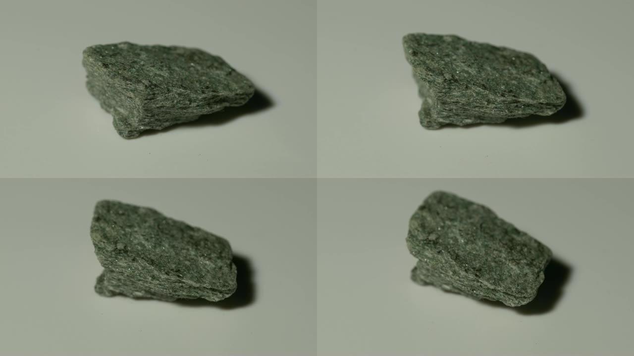 白色背景旋转的绿泥石片岩矿物样品