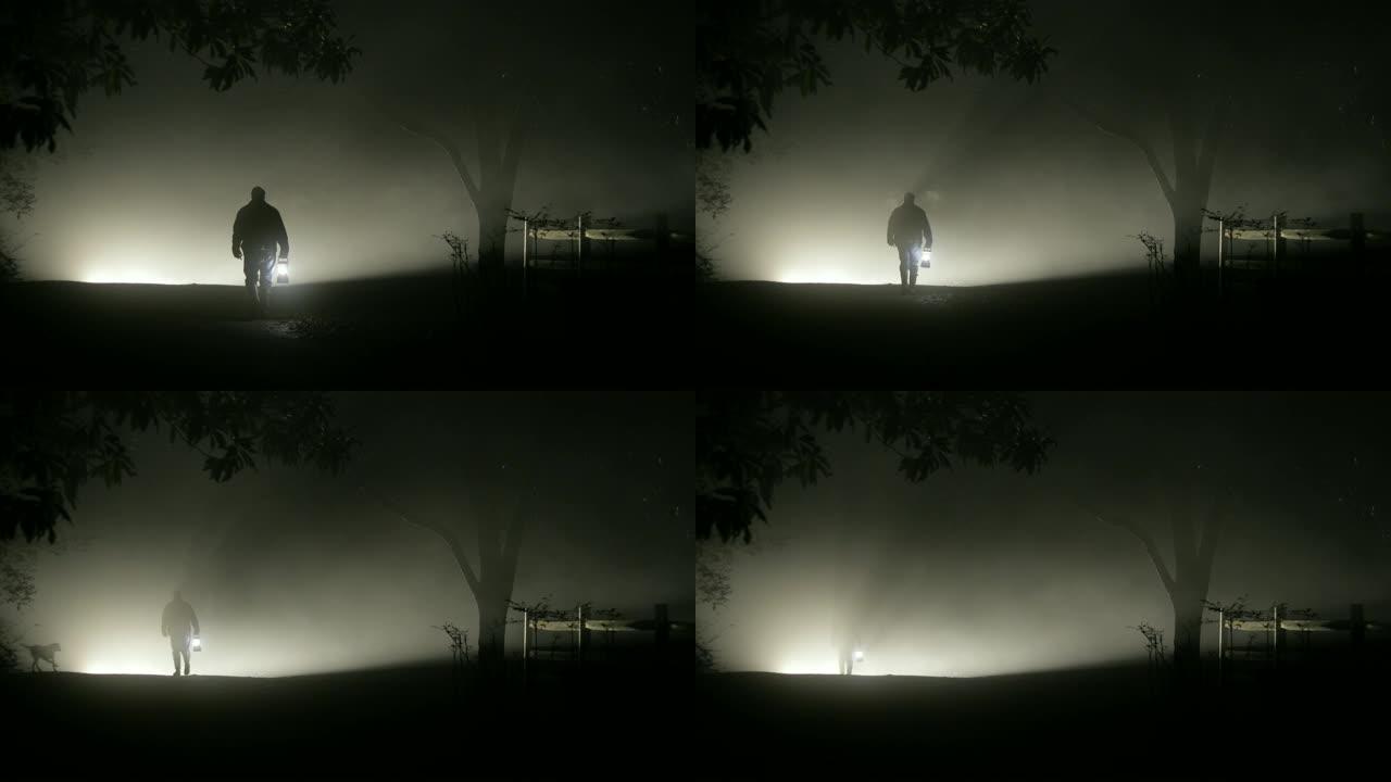 男人在漆黑的夜晚走进雾中