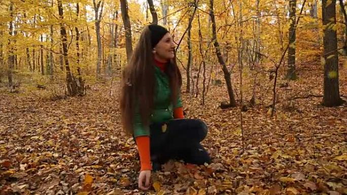 秋天森林里的女孩