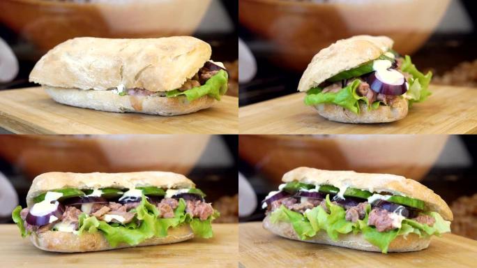 静态拍摄巴尔干三明治，上面放着sallad，rucola，西红柿和黄瓜片，在木桌上四处移动。
