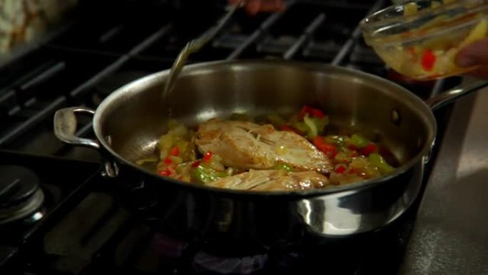 HD 1080p鸡肉和蔬菜炒菜