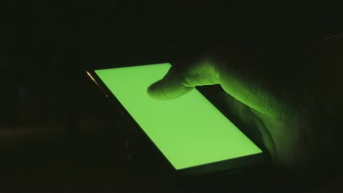 夜城男子手持智能手机，色度键屏幕