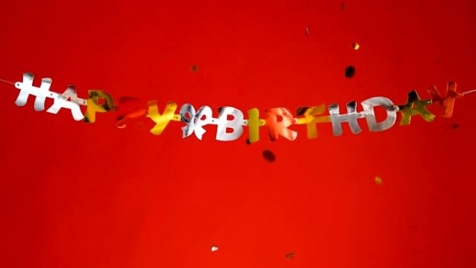 生日快乐横幅上挂着彩色的字母和五彩纸屑。