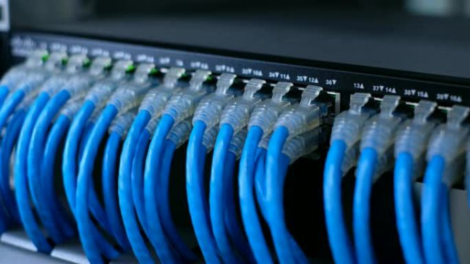 网络电缆连接网络千兆交换机和发光二极管端口状态为闪烁。
