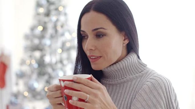 享受一杯圣诞咖啡的女人