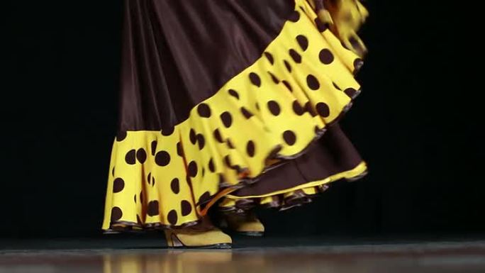 西班牙舞蹈黄色连衣裙和鞋子