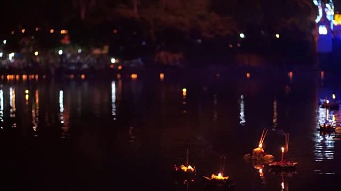 泰国清迈的Loi kathong节，在泰国满月压月庆祝期间，河上漂浮着花篮