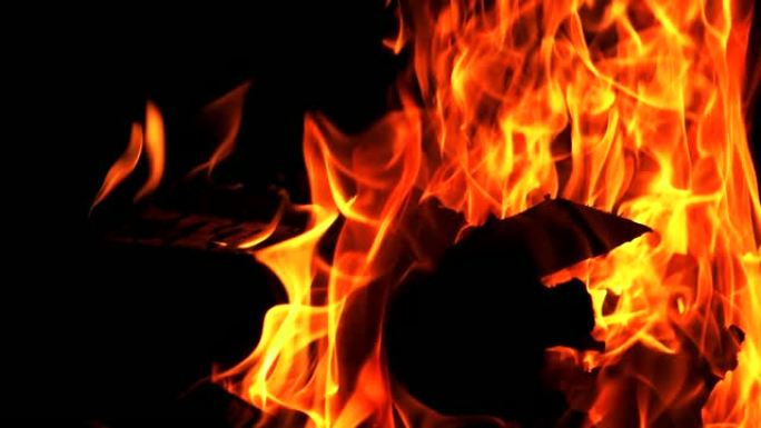 家庭壁炉里燃烧着火。