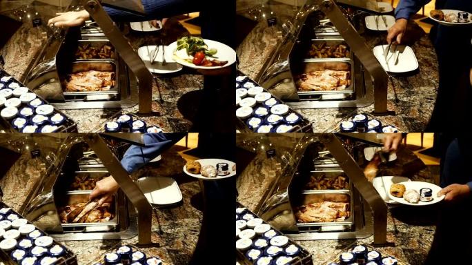 餐桌上有油炸培根和香肠