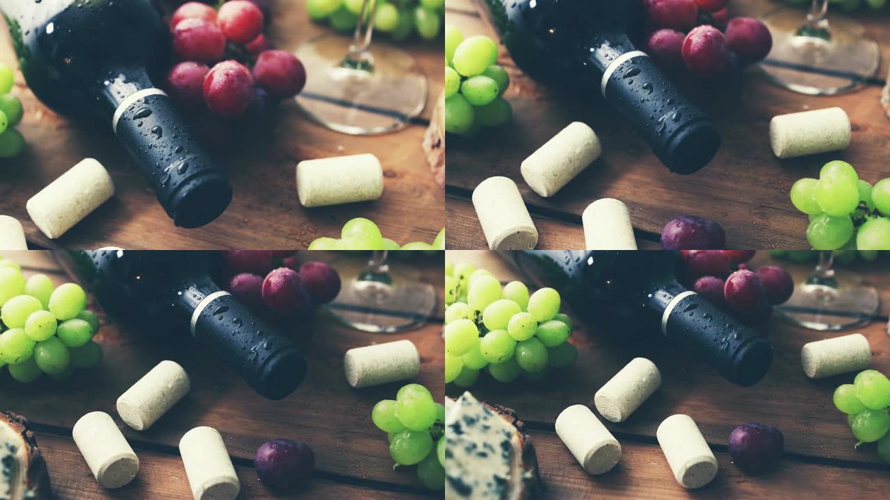 一瓶红酒，葡萄和蓝纹奶酪放在木制桌子上