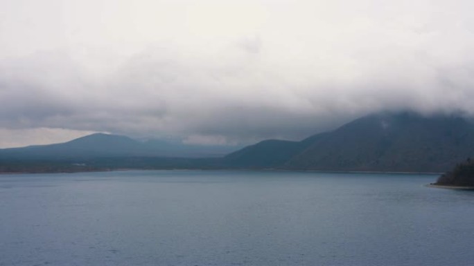 雨中Motosuko湖的景色