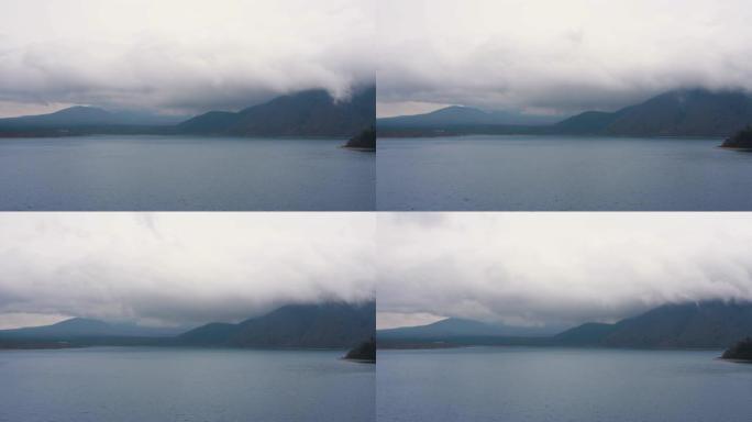 雨中Motosuko湖的景色