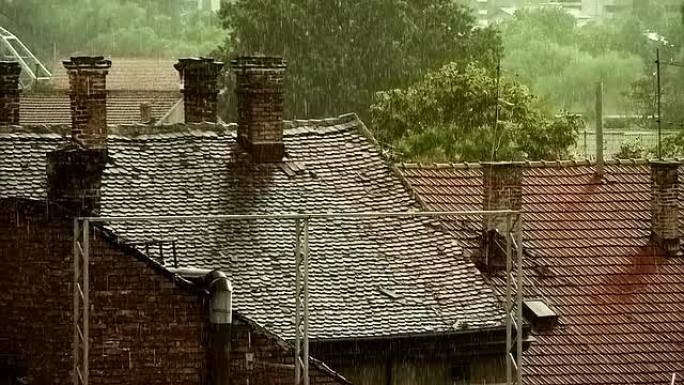 旧屋顶上的大雨