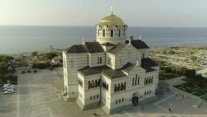 美丽的寺庙，背景是大海。射。东正教教堂和海洋的景观。所有人的公共场所