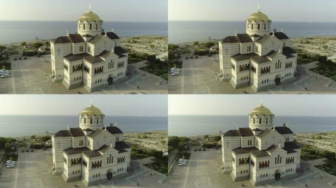 美丽的寺庙，背景是大海。射。东正教教堂和海洋的景观。所有人的公共场所