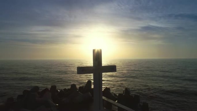 海滩日出和神圣的基督教十字架，信仰是自由
