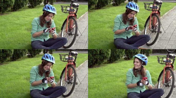 交通自行车的主题生态模式。美丽的年轻白人妇女戴着蓝色头盔和长发，站在城市公园里一辆带篮子的橙色租赁自