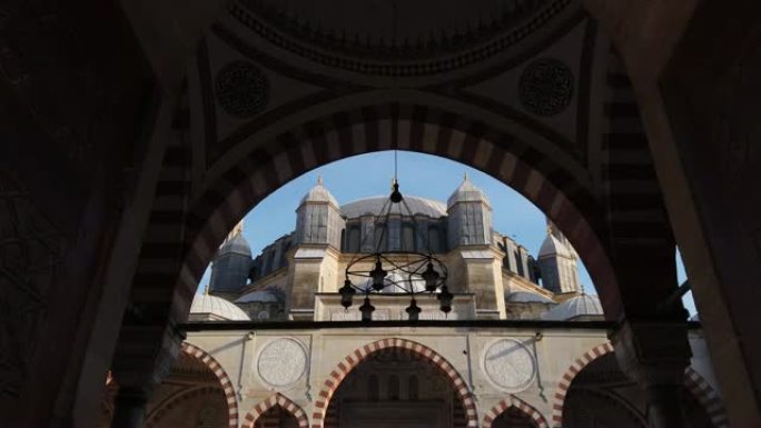 穿过Selimiye清真寺的入口，Edirne，土耳其
